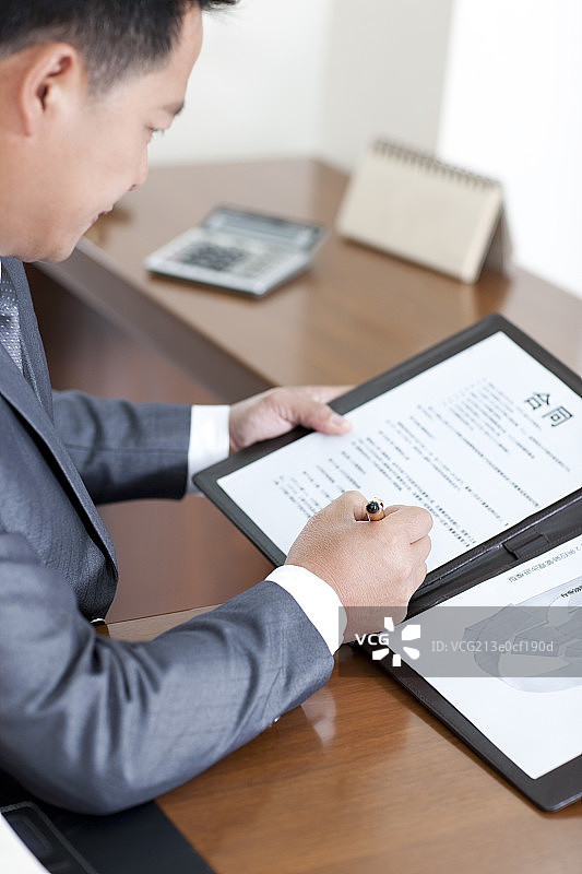 成熟商务男士和文件图片素材