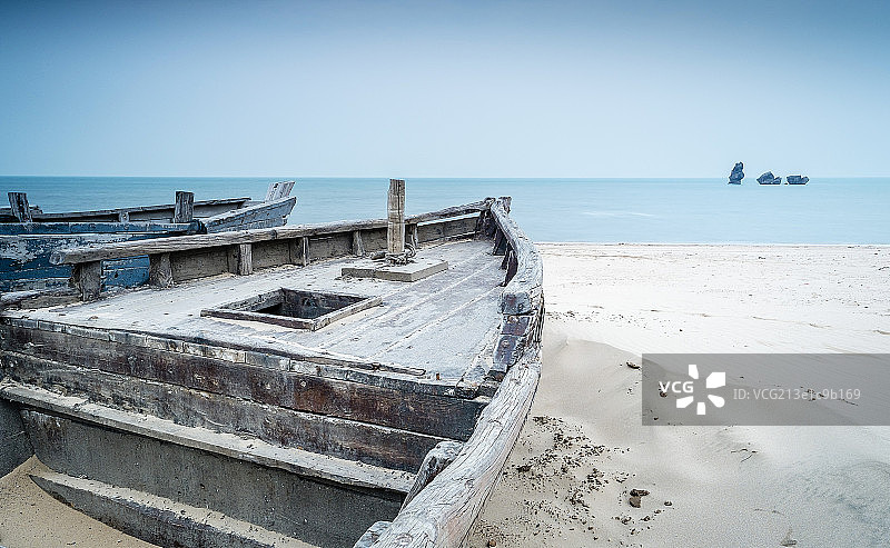 海边搁置的渔船图片素材