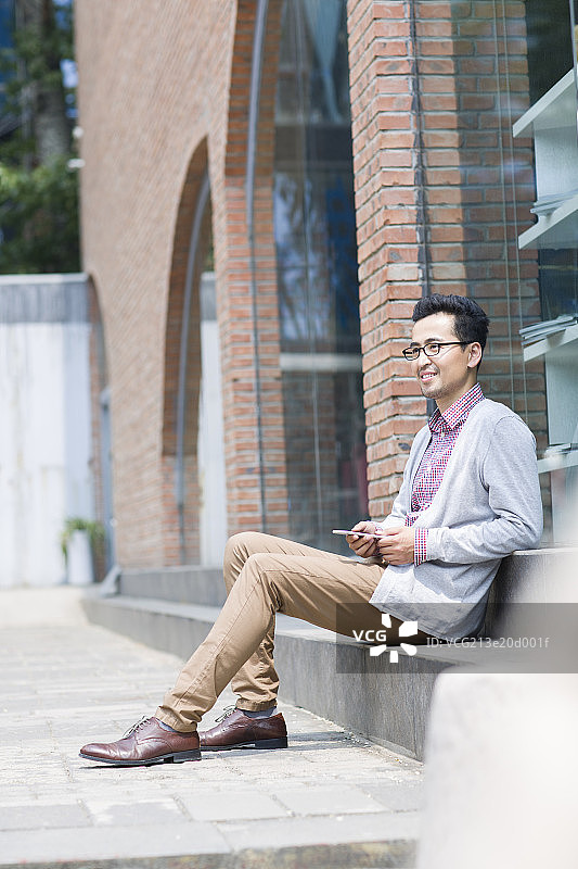 男子拿着手机图片素材