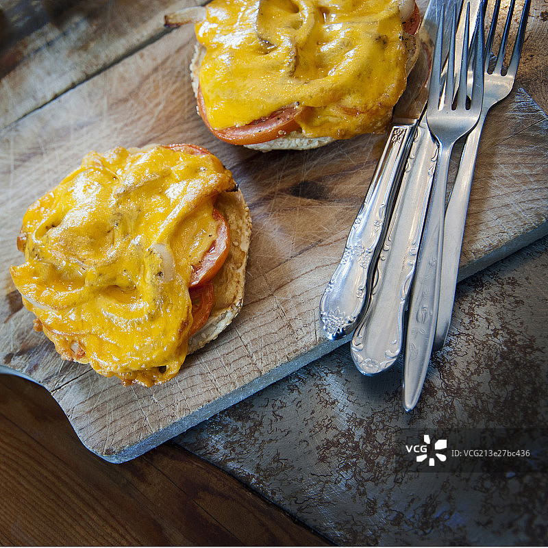 A cafe table with two toasted sandwiches图片素材