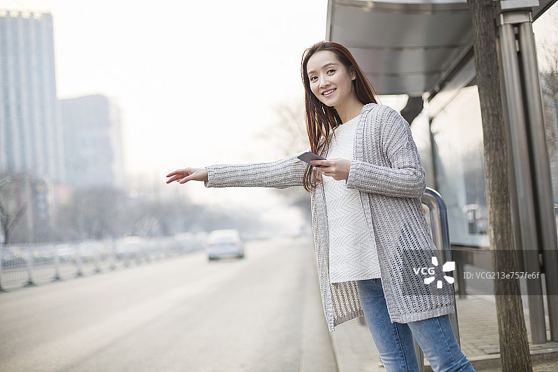 年轻女子等出租车图片素材