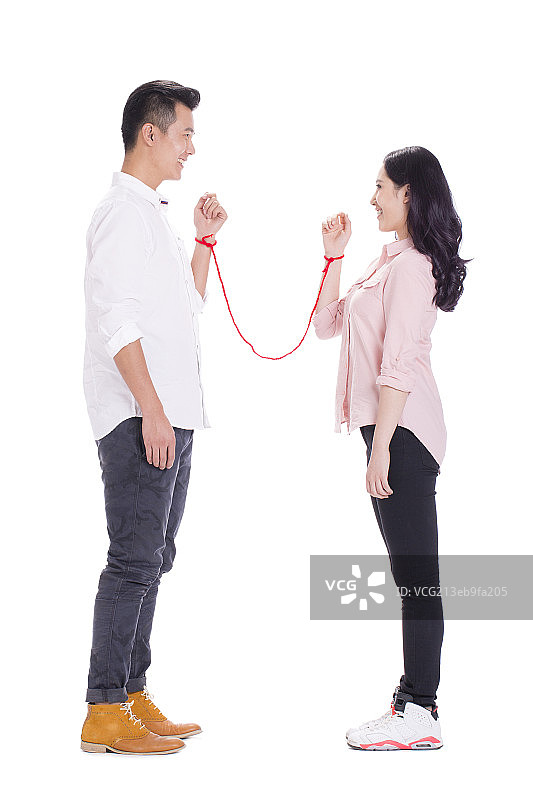 用红线拴住的情侣图片素材