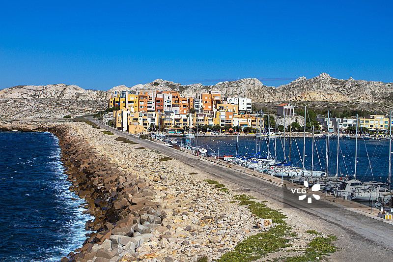 马赛的港口停靠着一排帆船图片素材