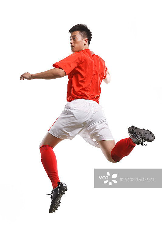 足球运动员踢球图片素材