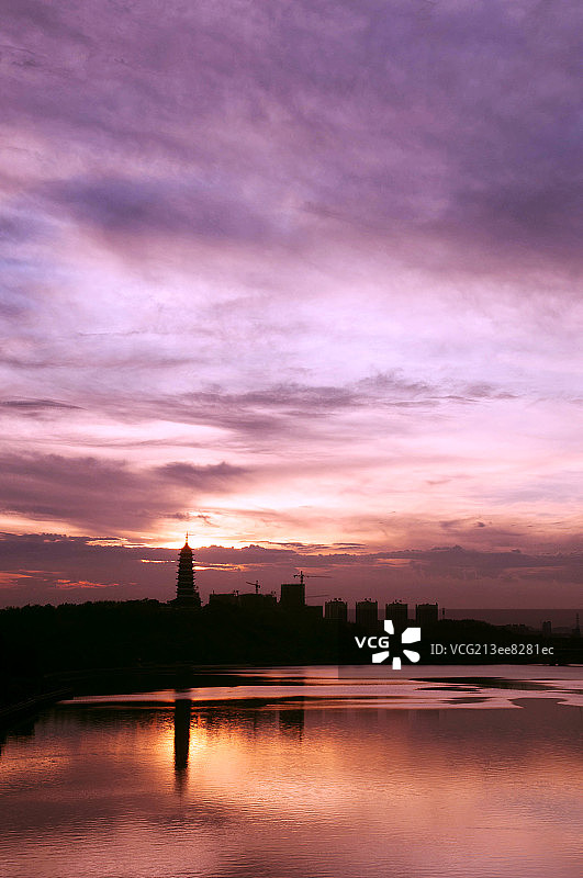 夕阳下的城市和古塔图片素材