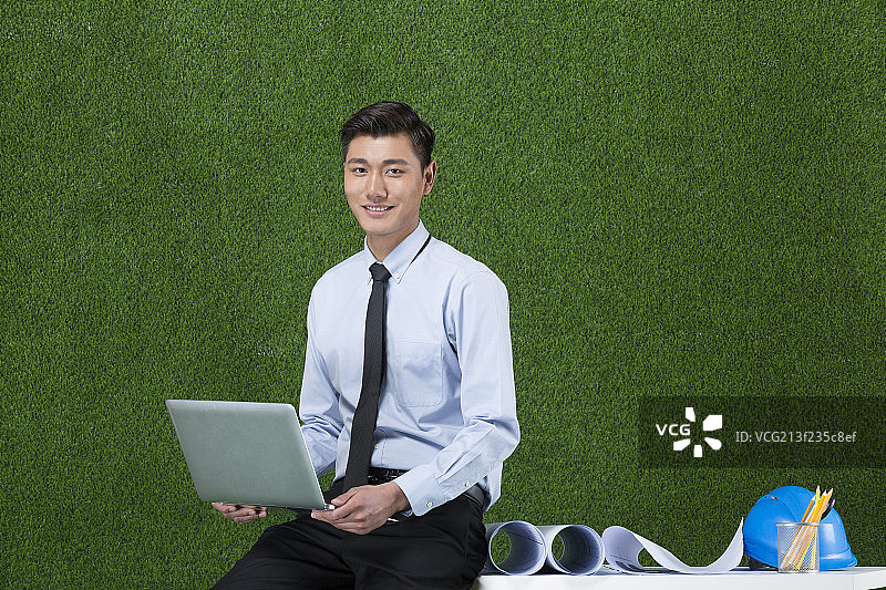草地商务男设计师图片素材