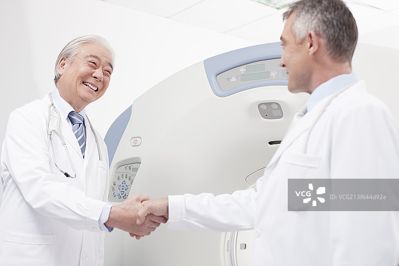 医生握手合作图片素材