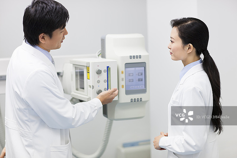 医生与医疗仪器图片素材