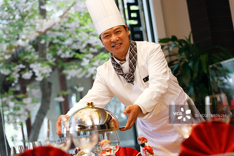 酒店厨师上菜图片素材