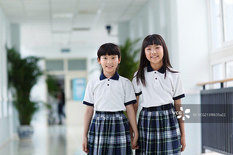 两个女学生在学校过道里图片素材