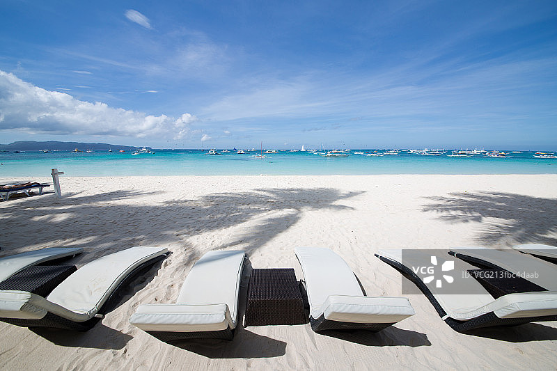 海滩躺椅休闲度假图片素材