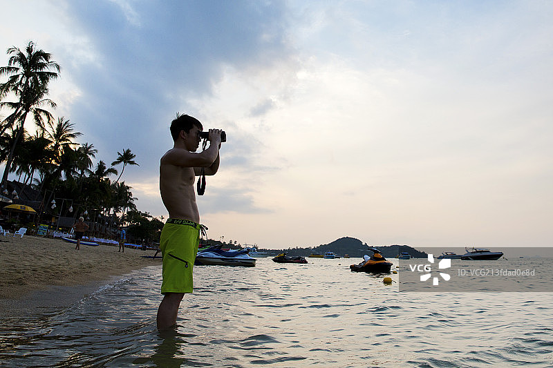 青年男人海边度假图片素材