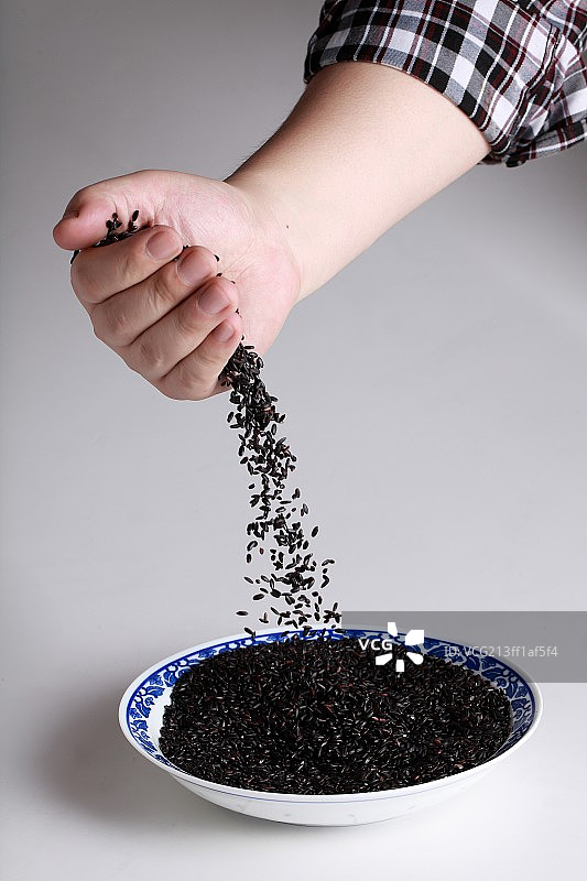 手捧粮食图片素材