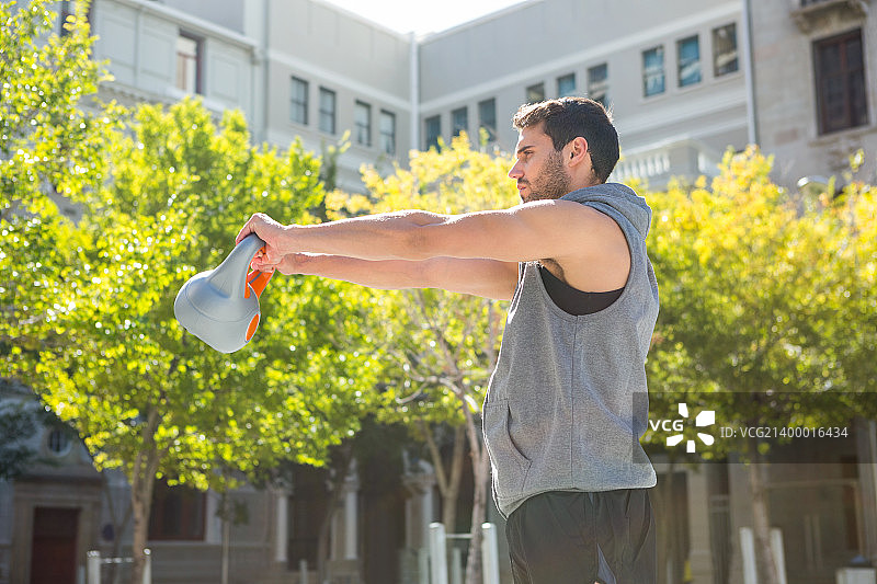 在城市里举壶铃的运动员图片素材