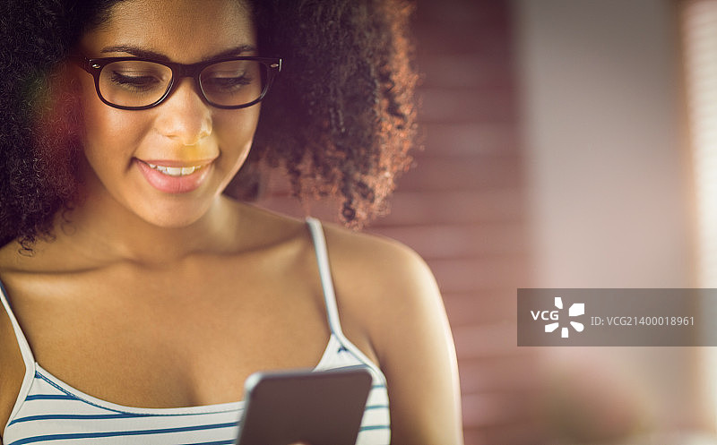 在工作室里快乐地使用手机的潮人图片素材