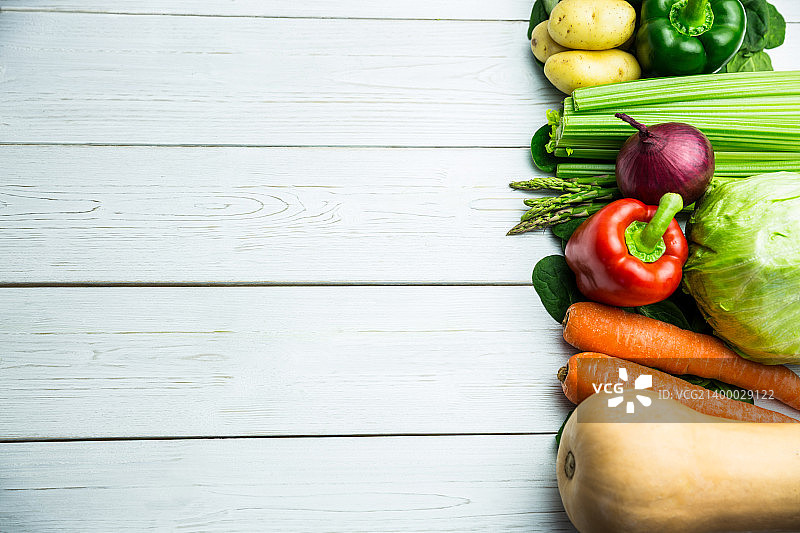 影棚拍摄的桌面蔬菜图片素材