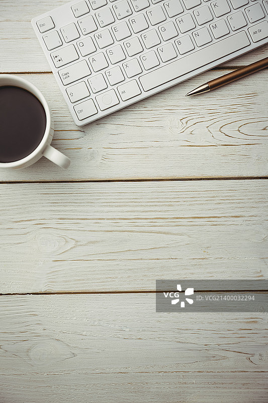 带有电子设备的办公桌图片素材