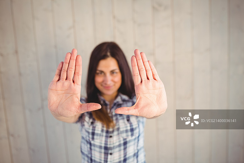 时尚年轻人木板背景前举双手图片素材