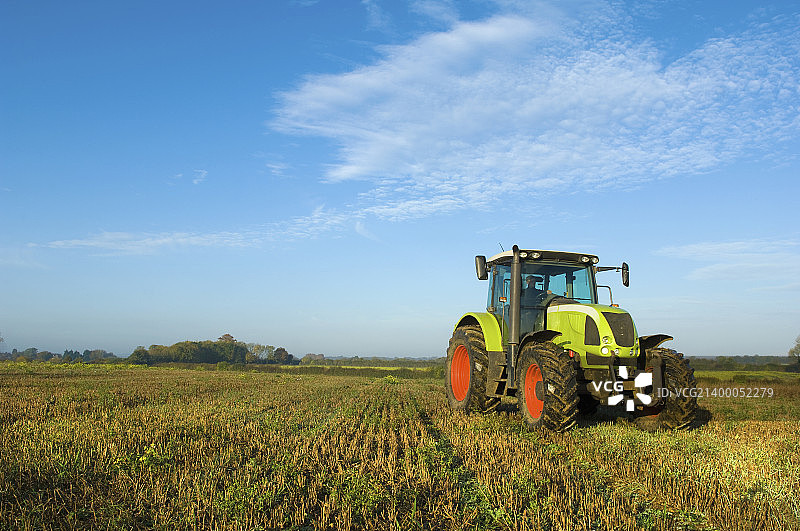 格洛斯特郡麦茬地里的拖拉机图片素材