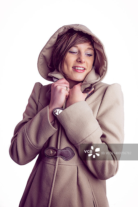 穿着带帽温暖外套的美丽女人图片素材