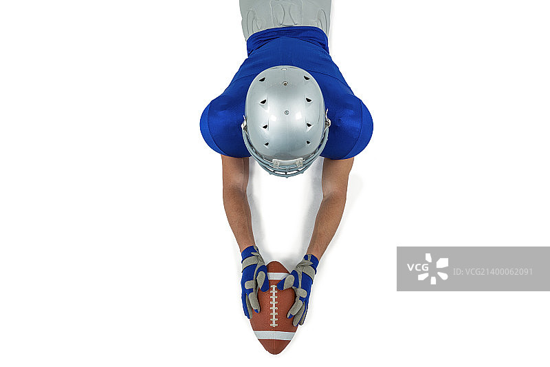 美式橄榄球运动员伸向白色背景球的背影图片素材