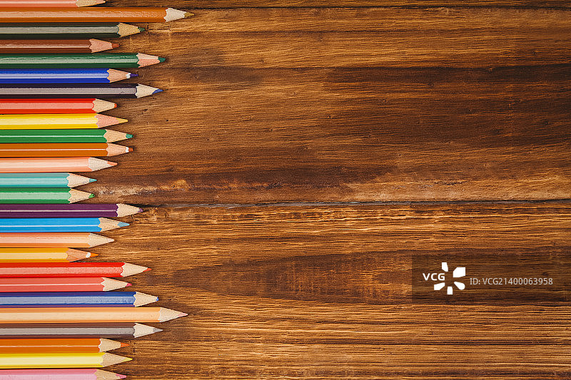 工作室拍摄的带复制空间的桌上彩色铅笔图片素材