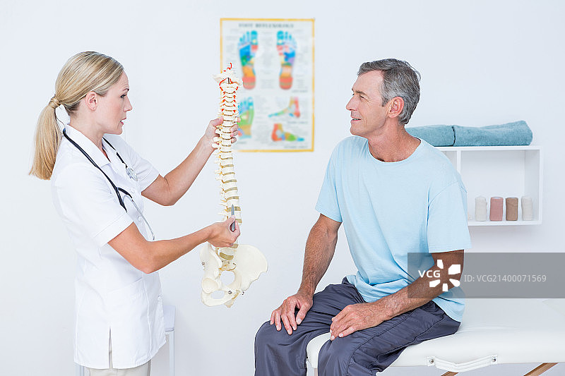 医生展示人体脊柱图片素材