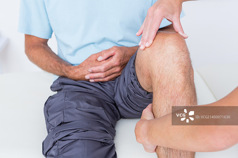 医生检查病人的膝盖图片素材