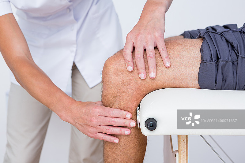 医生检查病人的膝盖图片素材
