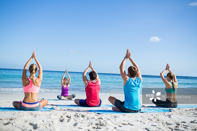 朋友们一起做瑜伽图片素材