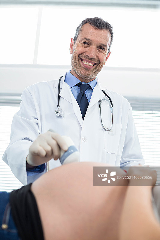 孕妇接受超声波检查图片素材