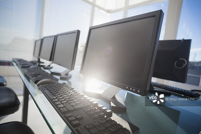 办公室的带耳机的电脑图片素材