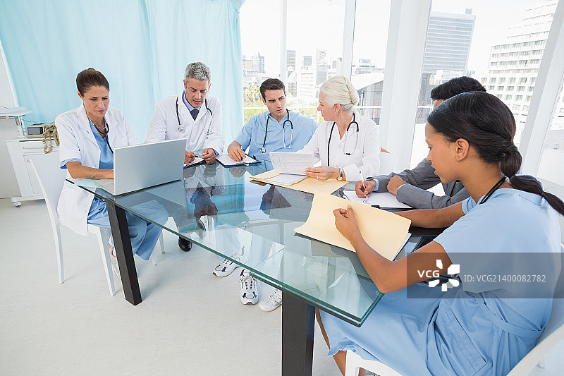 使用实验室的男女医生图片素材