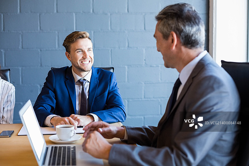 使用笔记本电脑的商人图片素材