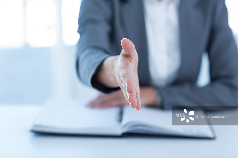 女商人展示她的手图片素材