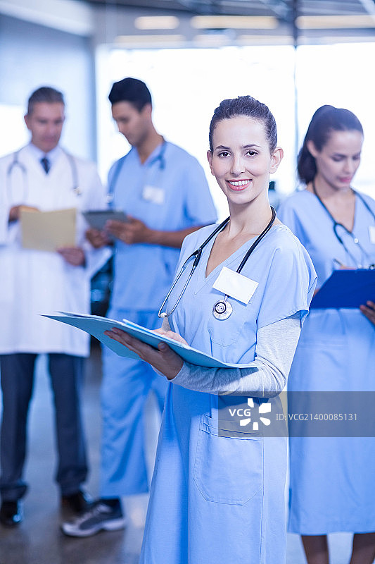 女医生手持医疗用品图片素材