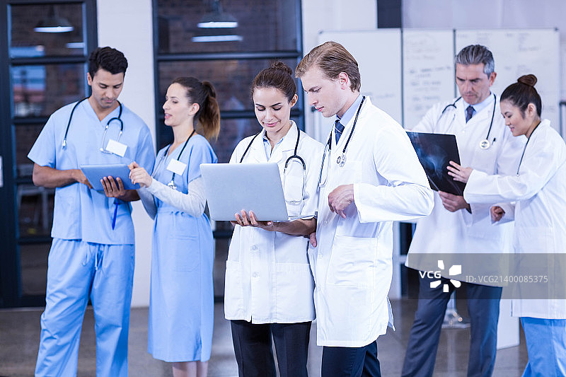 医疗团队讨论X光片图片素材