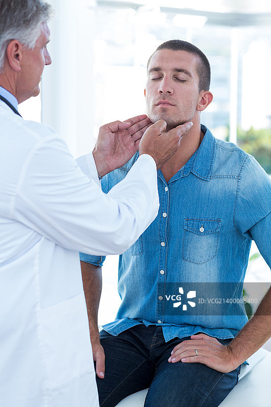 医生检查患者图片素材