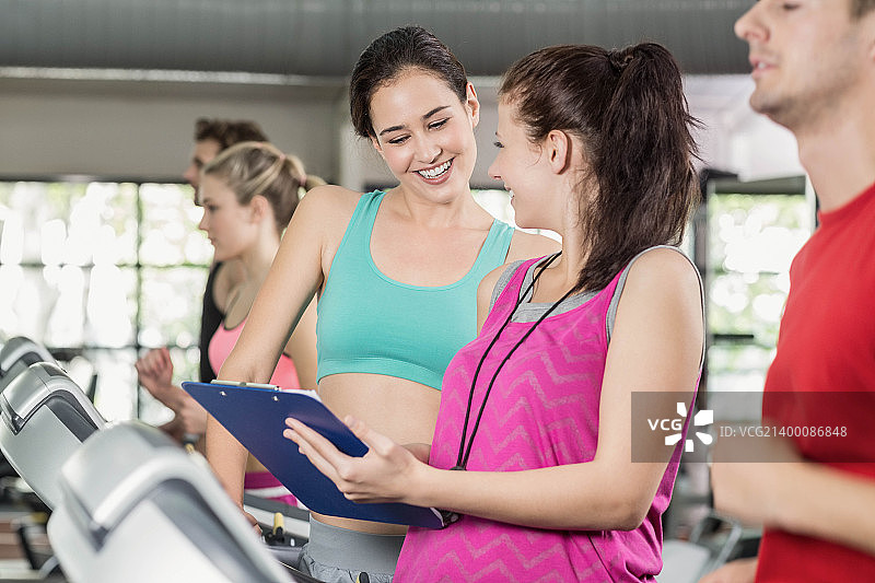 正在讨论的女教练图片素材