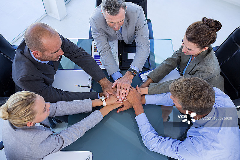 员工们齐心协力图片素材