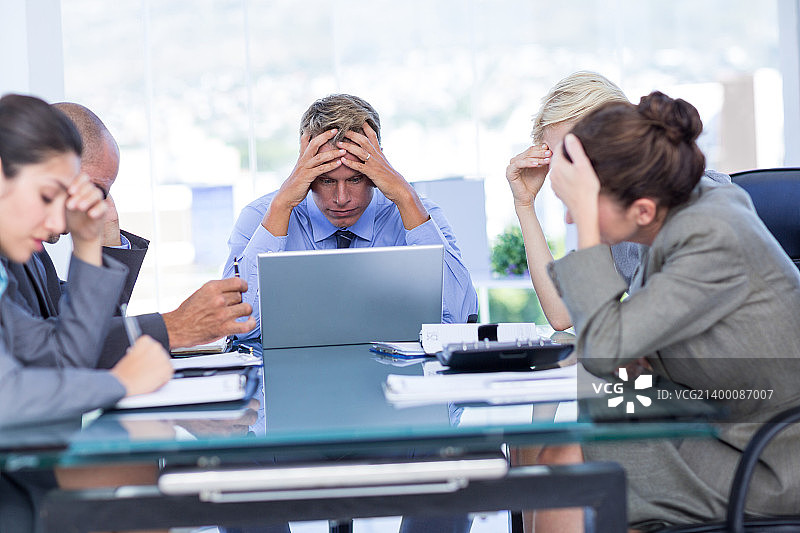 商务团队对着镜头微笑图片素材