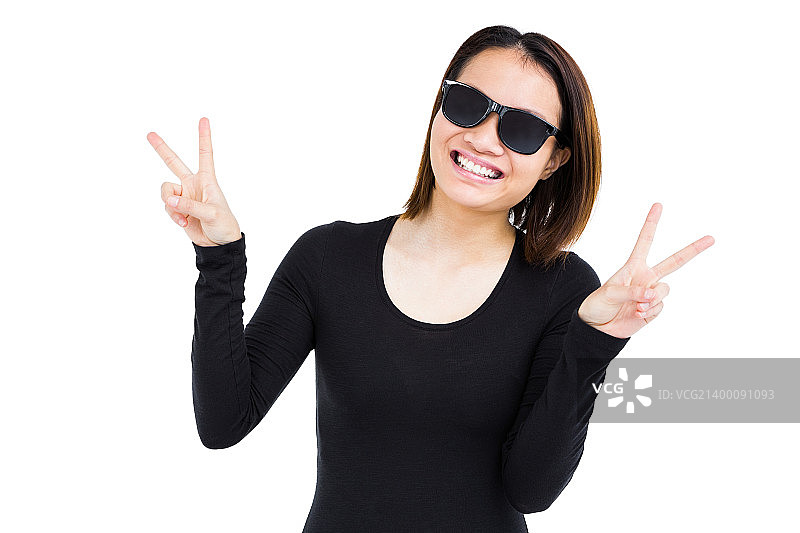 戴着太阳镜做出V字手势的女人图片素材