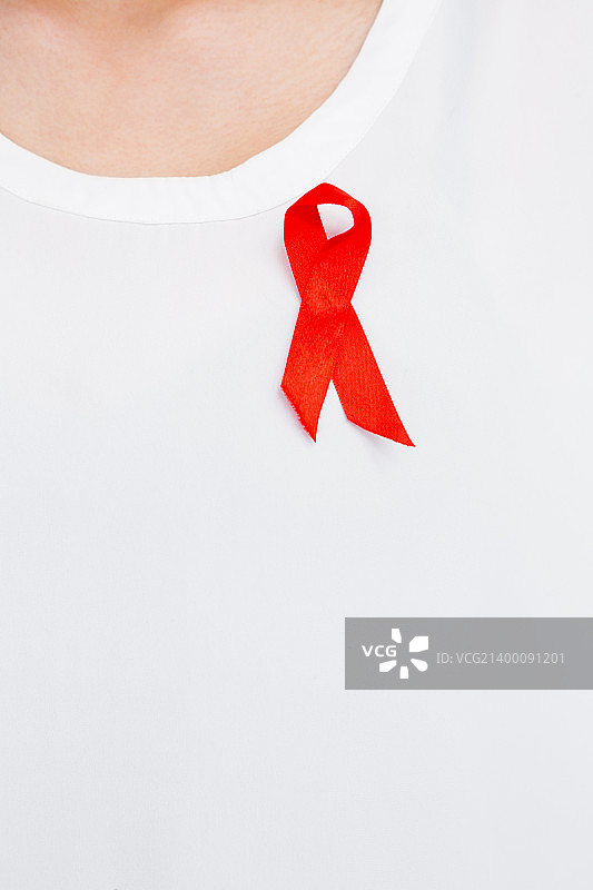 红色艾滋病意识丝带特写图片素材