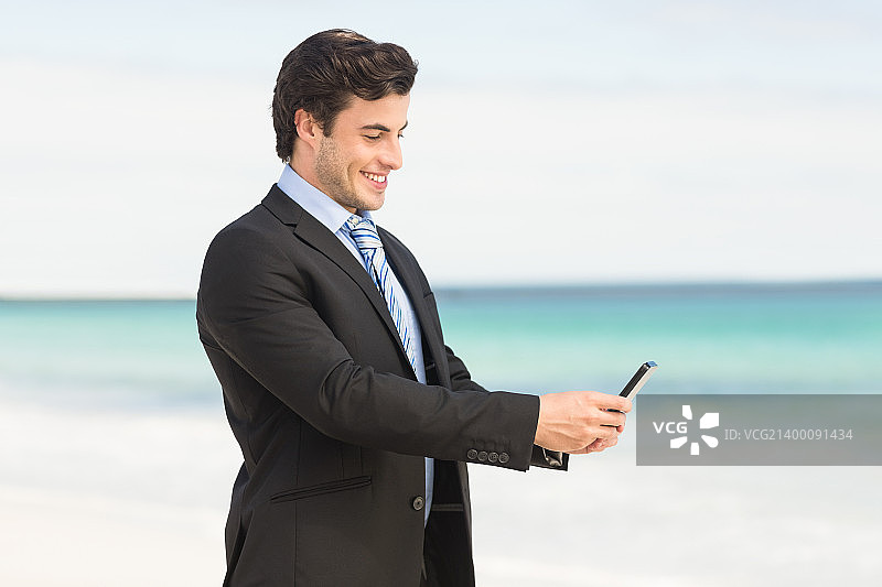 使用智能手机的商人图片素材