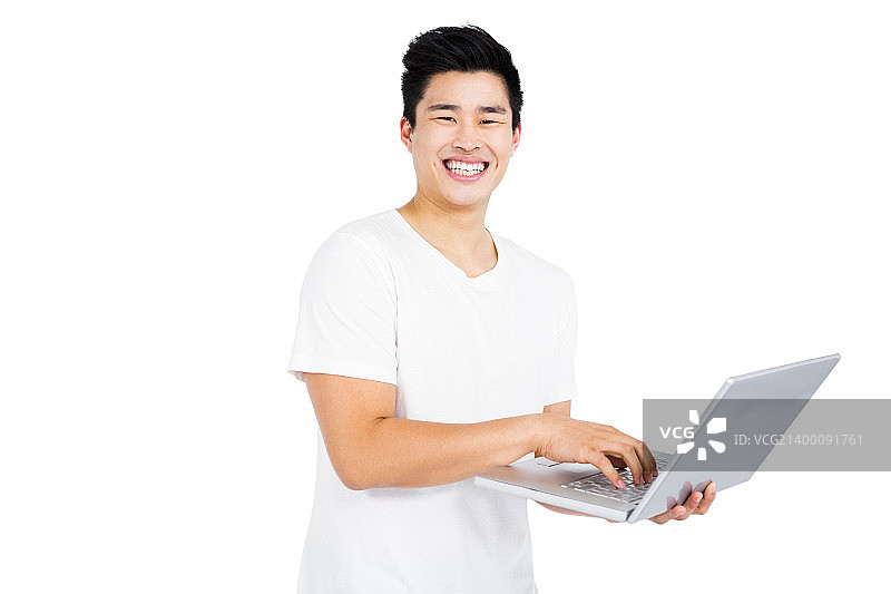 年轻男人使用笔记本电脑微笑图片素材