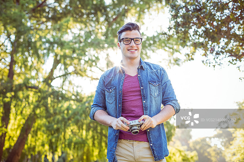 手持复古物品的男人图片素材