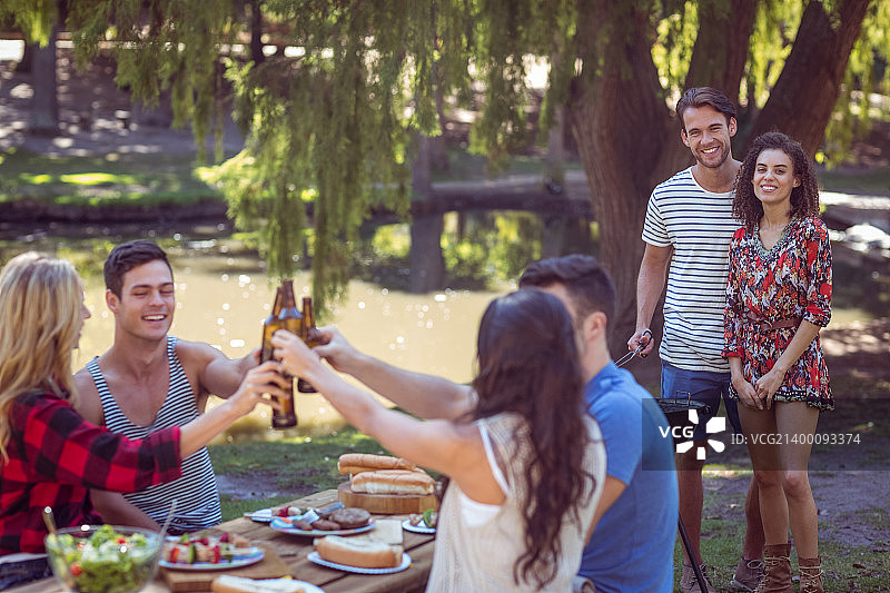 在公园里开心的朋友们图片素材