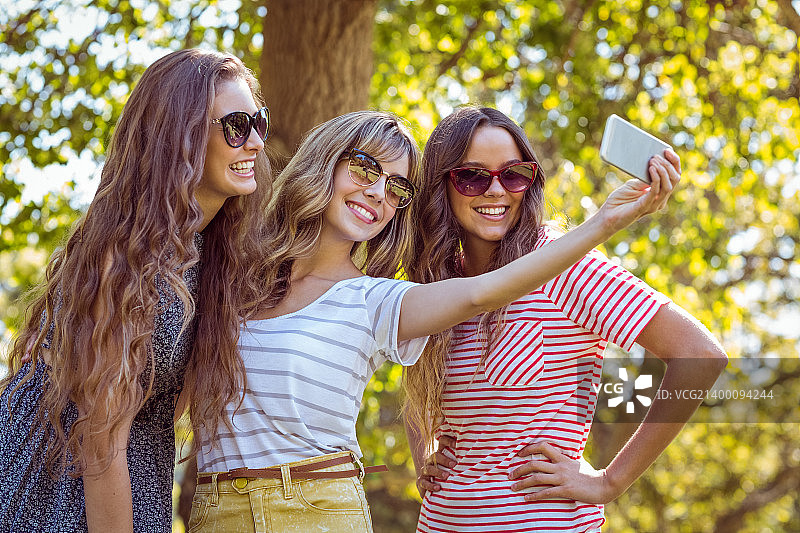 朋友们开心地自拍图片素材