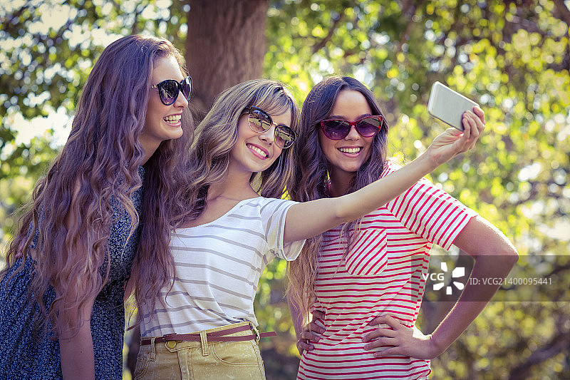 朋友们在自拍图片素材