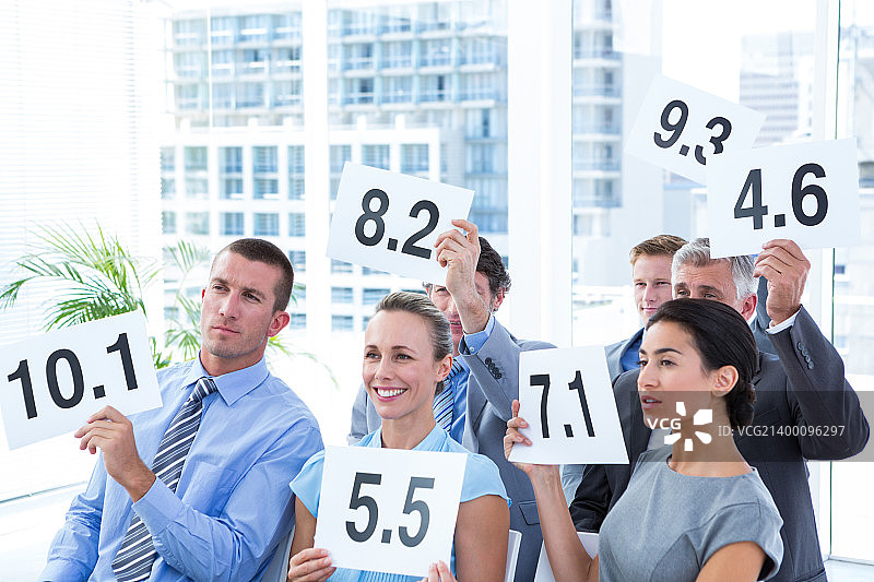 商务人士拿着等级标志图片素材